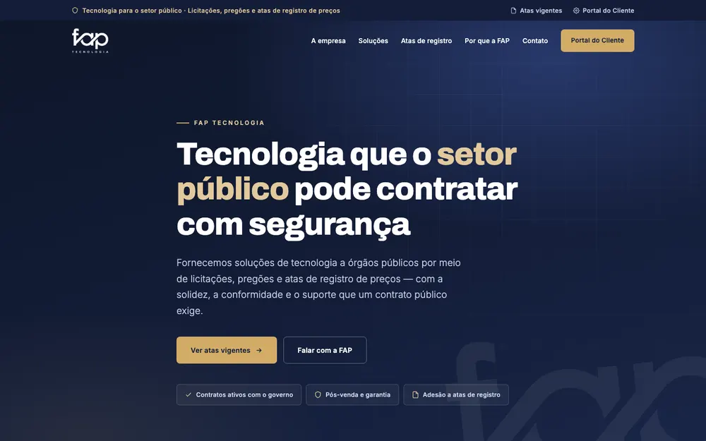 Exemplo de layout: site institucional em azul-escuro, voltado a contratos públicos