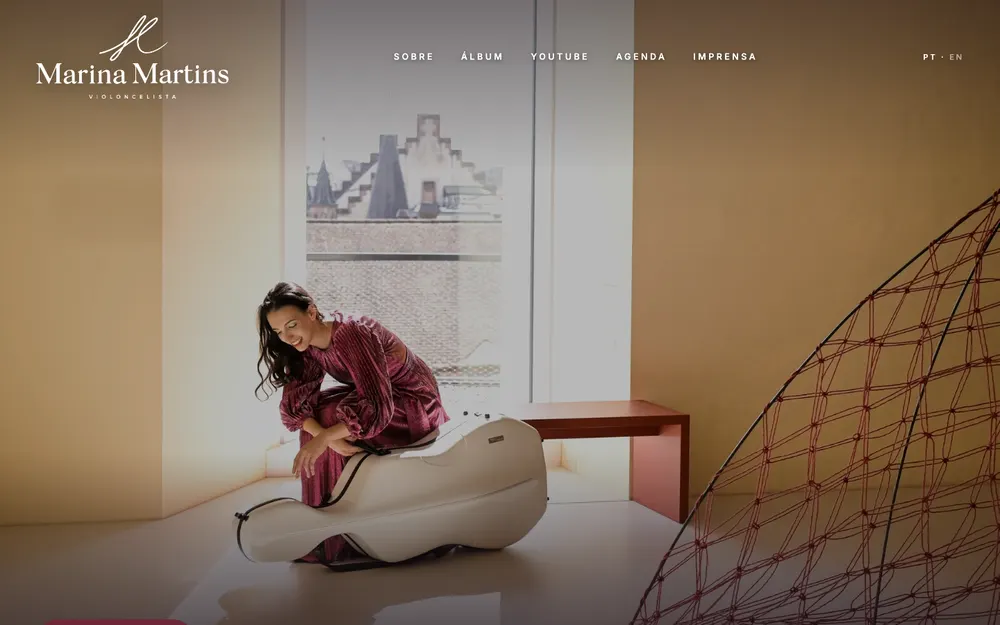 Exemplo de layout: site de artista, com fotografia editorial em tela cheia